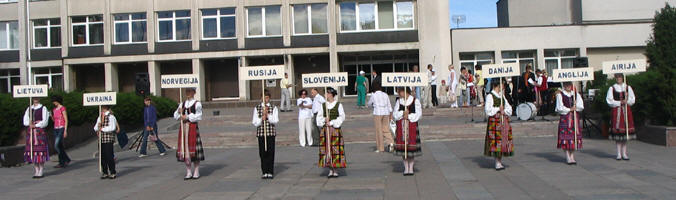 Pred mestno hi�o �e �akajo na devet dr�avnih reprezentanc