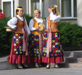 Plesalke v narodni no�i